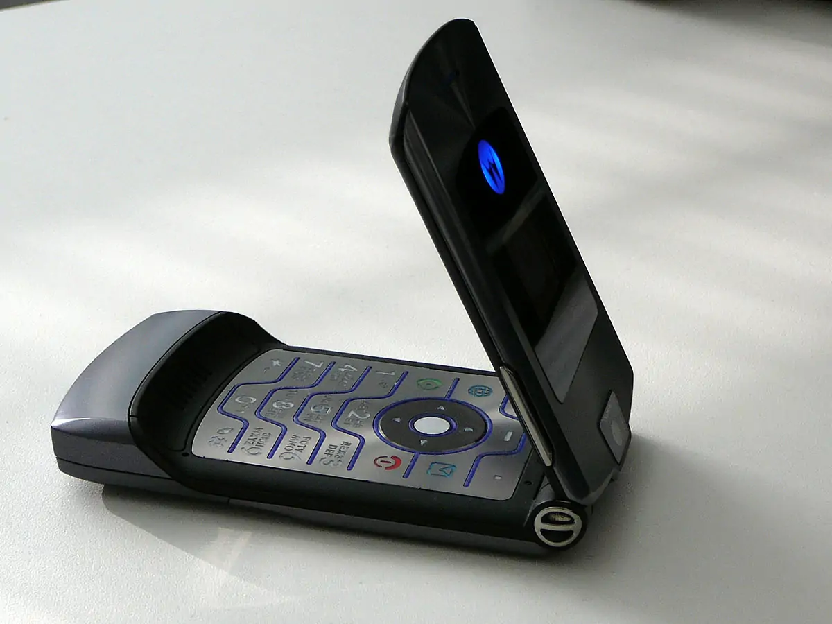 Motorola V3 - Mẫu điện thoại nắp gập làm bằng kim loại mỏng nhất thời bấy giờ. (Ảnh qua Leak.pt)
