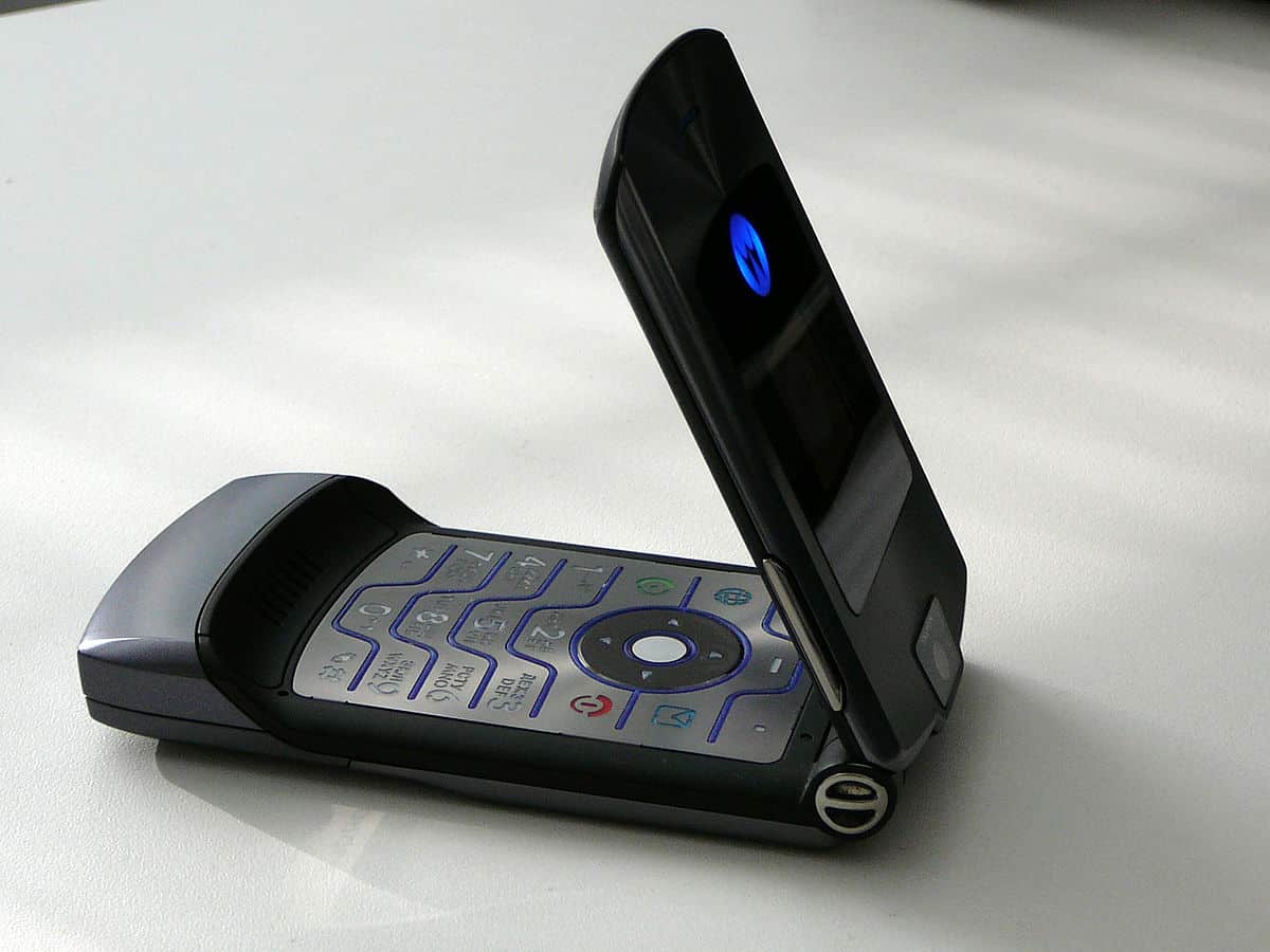 motorola razr vai voltar na forma de um smartphone dobrável