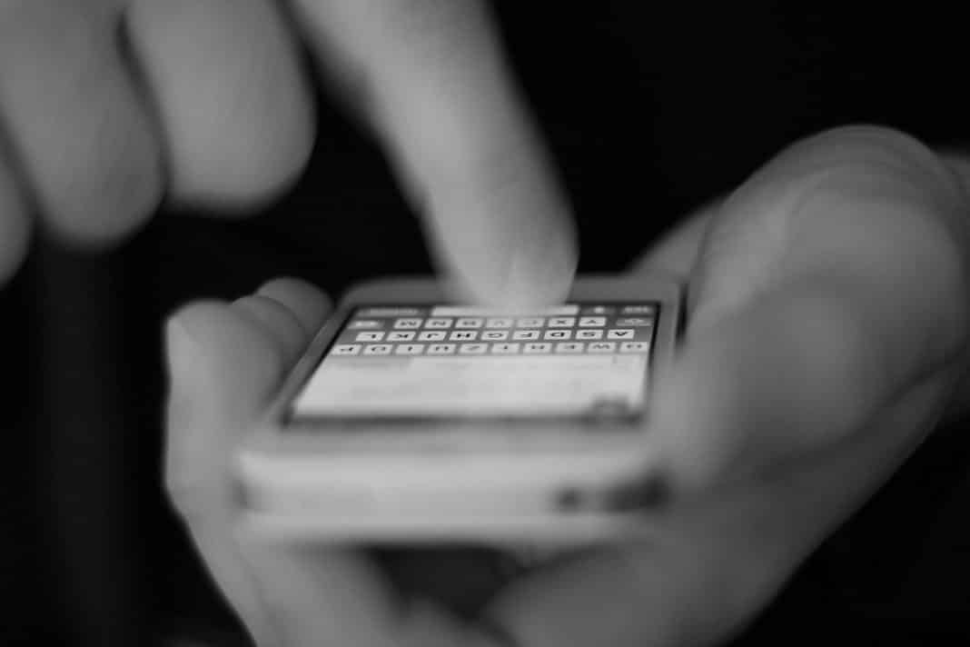 Telegram e WhatsApp pago podem fazer SMS voltar em força!,vítima de chantagem