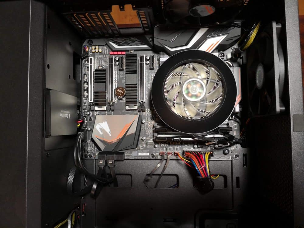 Torre De Pc Para Jogos Em Close Com Motherboard Instalada Dentro E Slogan  Seja Legal Ser Gamer Imagem Editorial - Imagem de sistema, ferragem:  208947405