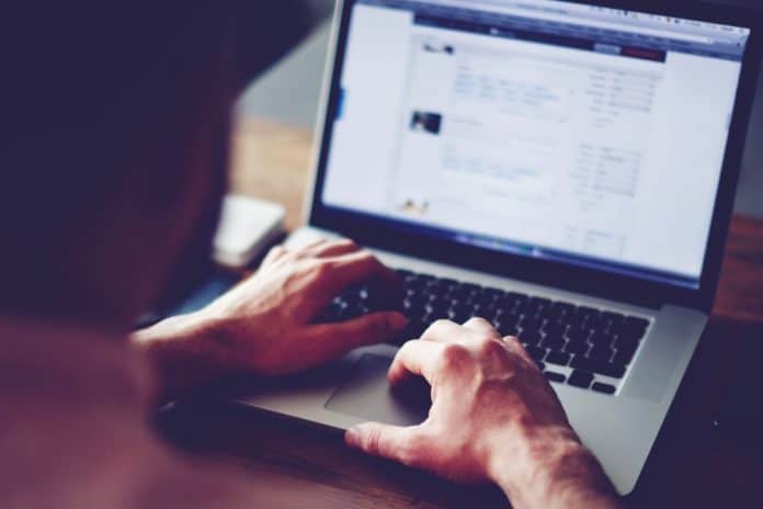 comprar um computador portátil barato, portátil ligado à corrente, escreve no teclado