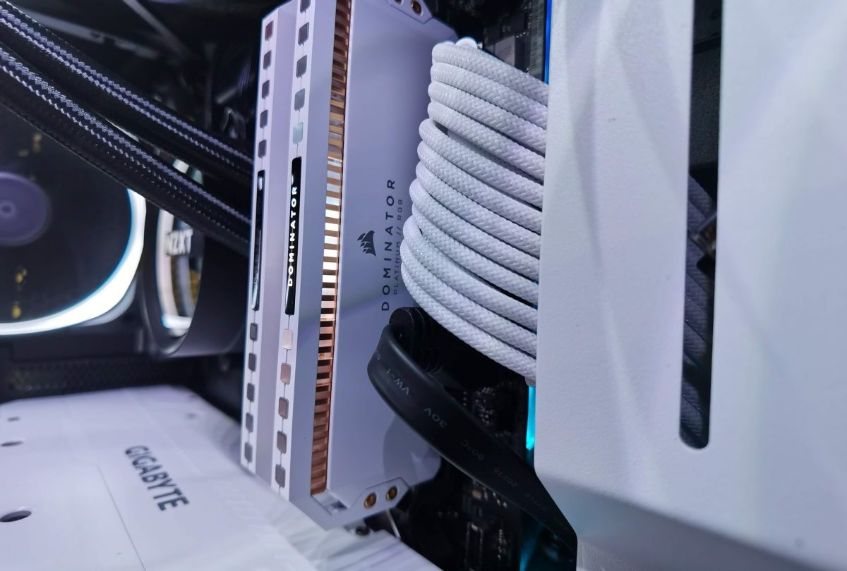 Corsair Dominator Platinum White