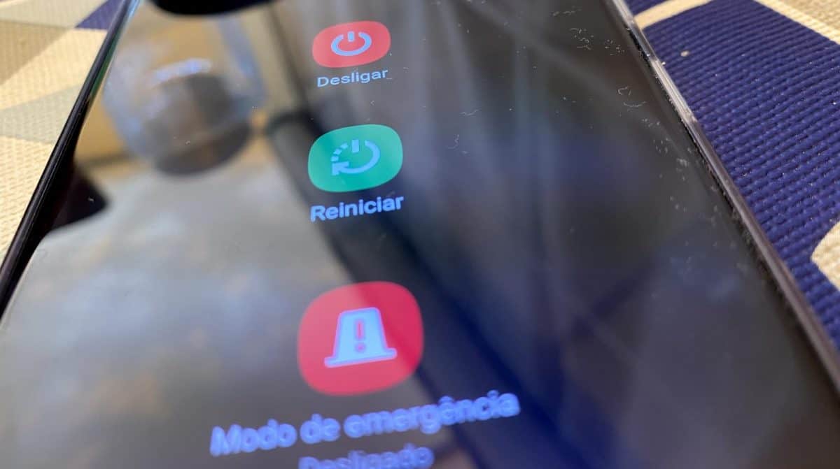 botão de energia e volume para baixo, telemóvel a reiniciar