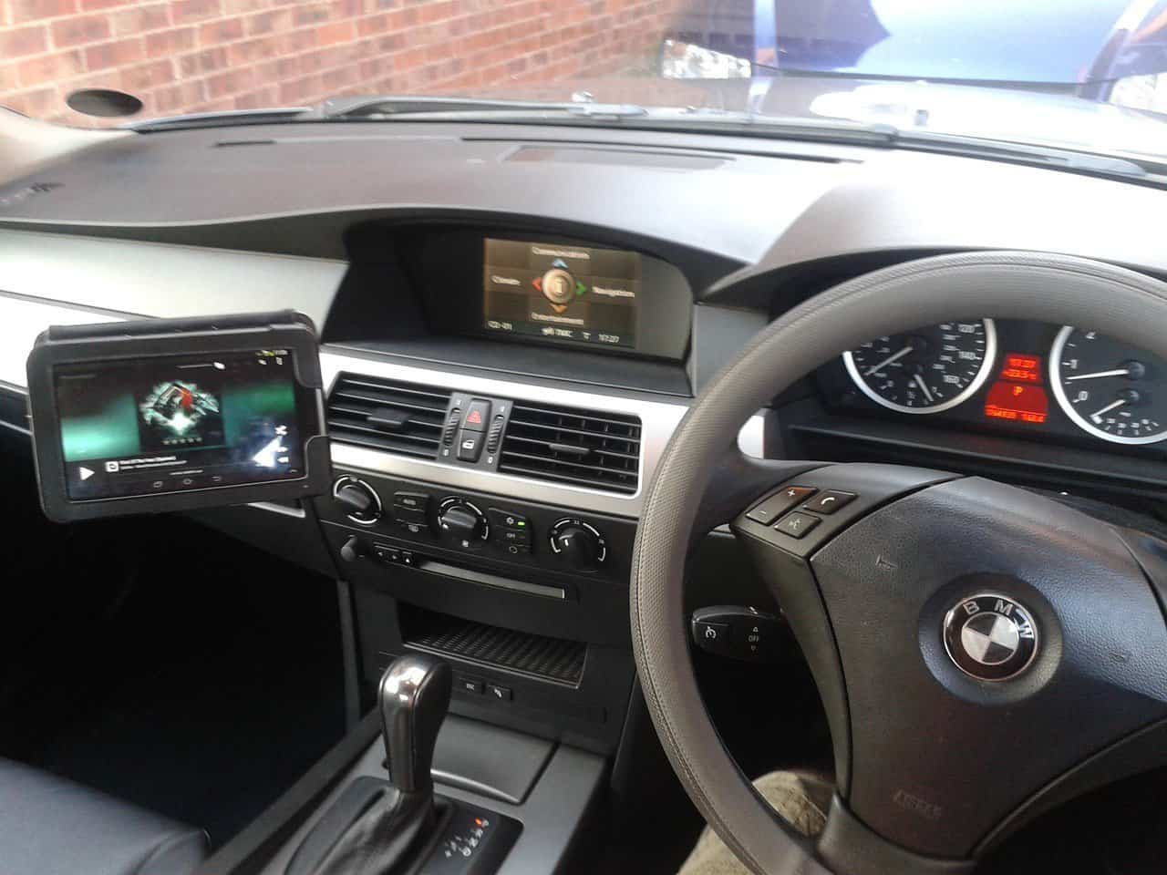 Auto: acabe com o cheiro a mofo do ar condicionado!