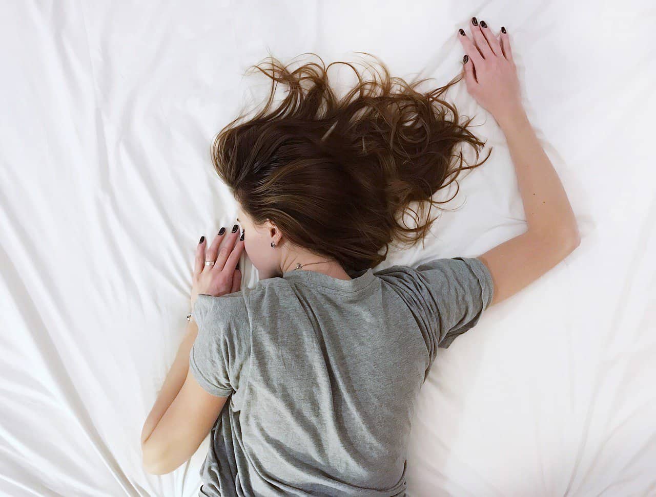 Dormir do lado certo da cama altera todas estas coisas!