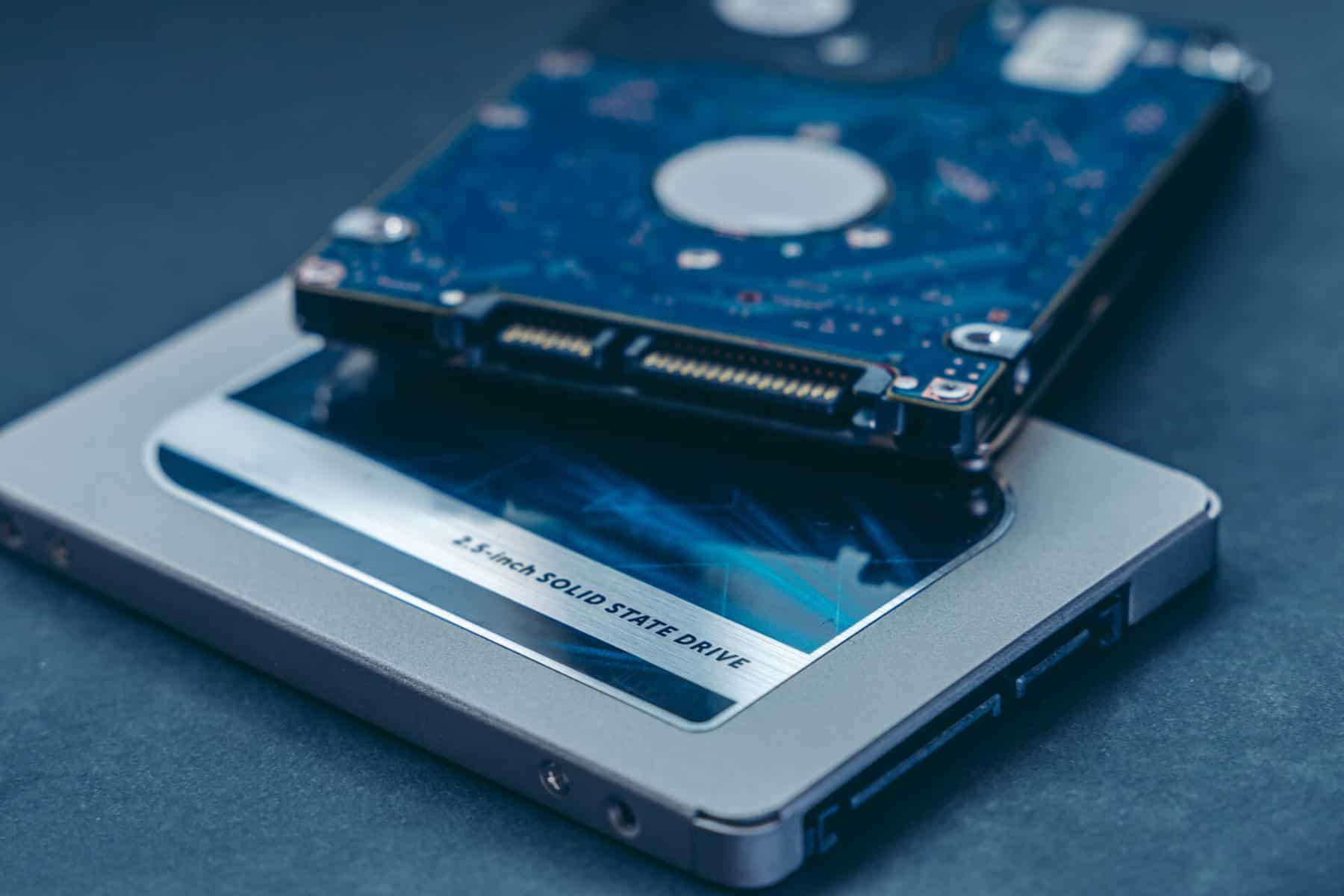 Transformar SSD num disco externo, armazenar os jogos numa SSD, quanto tempo resta à SSD, ver se o computador tem um HDD ou SSD
