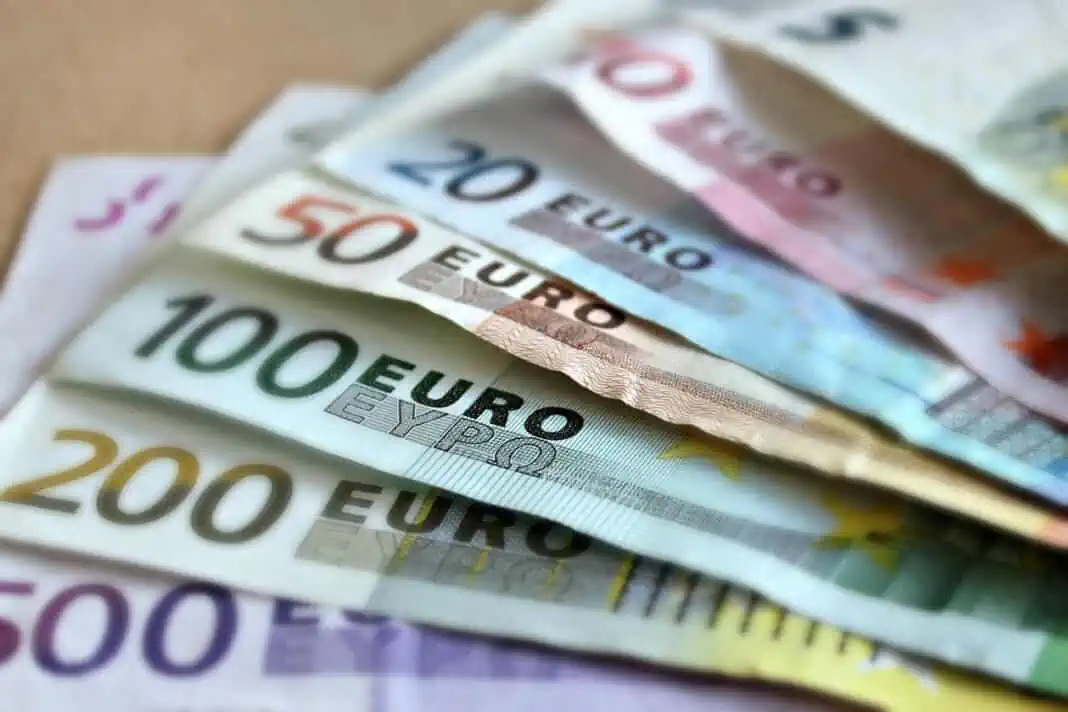 poupar 200 Euros por mês, pagar dinheiro ao banco