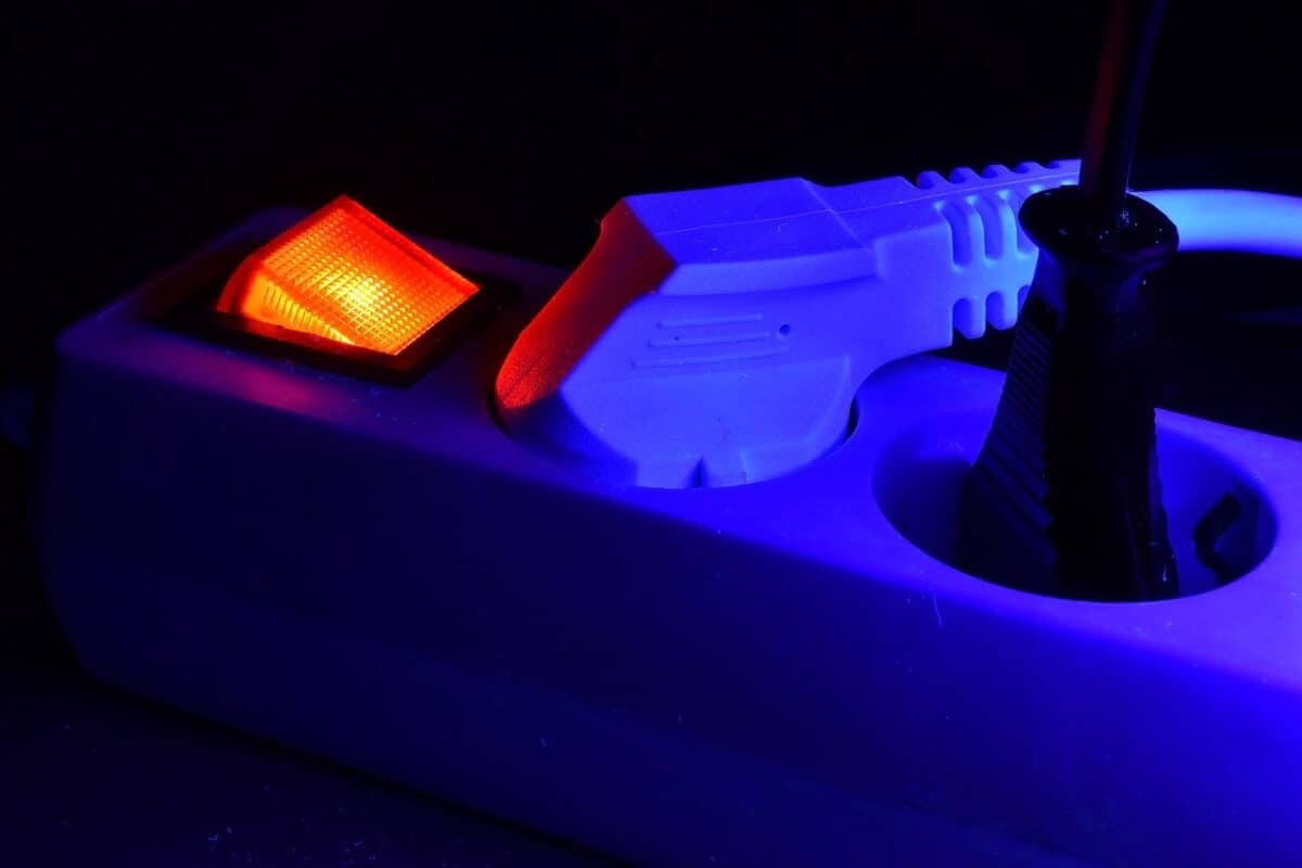 Desligar a TV pela extensão elétrica pode dar muito mau resultado, A posição errada da extensão pode incendiar a tua casa (e já aconteceu)