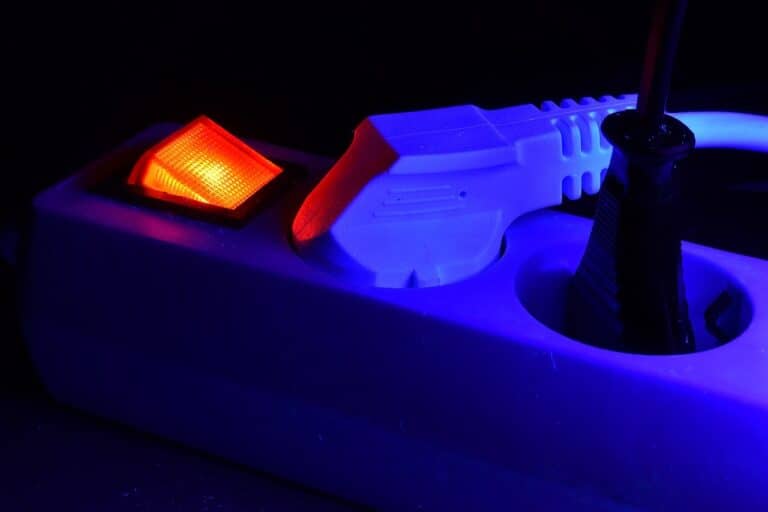 Desligar a TV pela extensão elétrica pode dar muito mau resultado, A posição errada da extensão pode incendiar a tua casa (e já aconteceu)