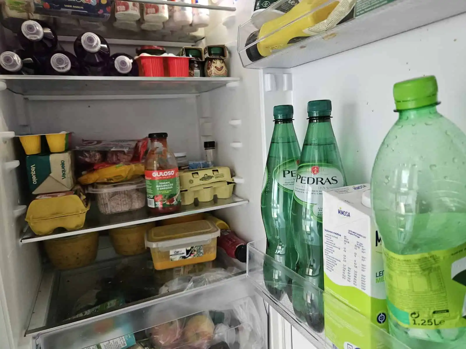 alimentos na porta do frigorífico