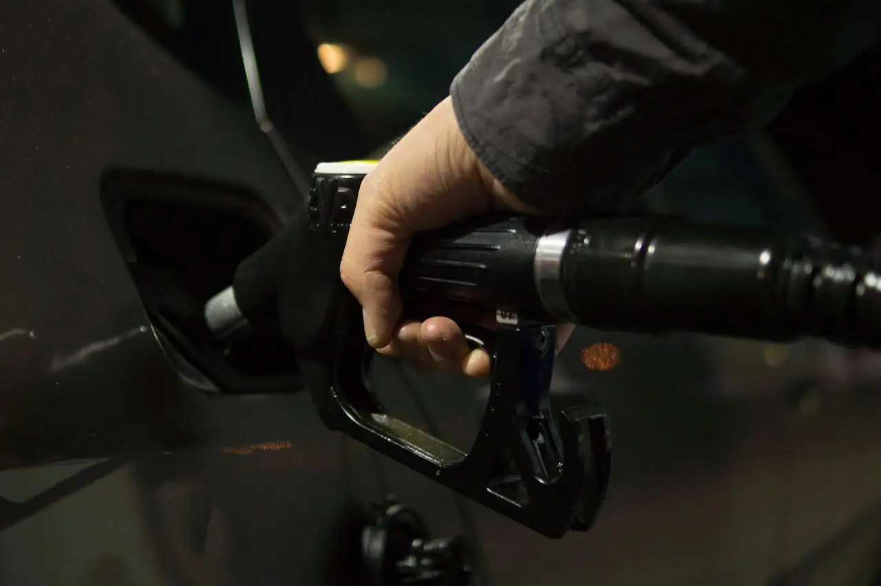 ¡No cometas este error al poner gasolina o diésel en tu auto!