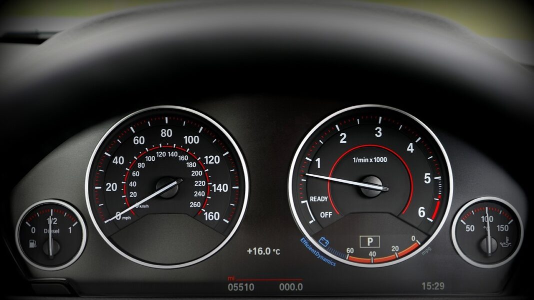 limpar o painel de instrumentos do carro, carros elétricos ou a combustão, O que causa um sinal sonoro no carro que apareceu do nada?, vida do motor, potência e o binário, fazer no automóvel, automóvel este mês