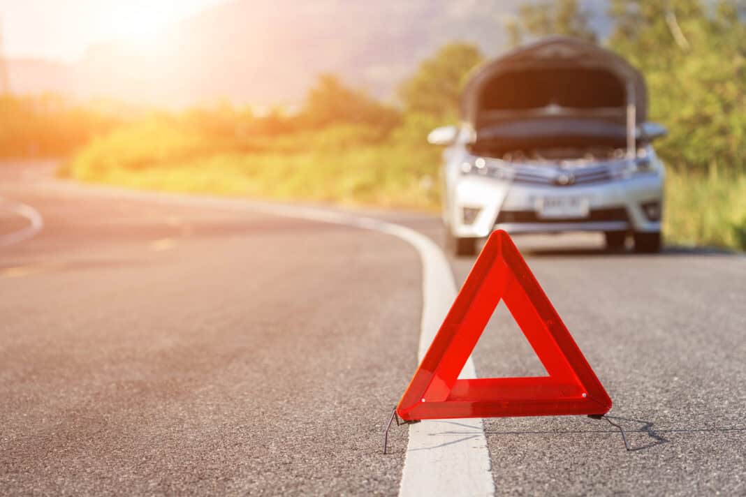 carro aquece parado, automóvel sobreaquece, luz da temperatura do carro acender, cheiros do automóvel, problemas graves no carro