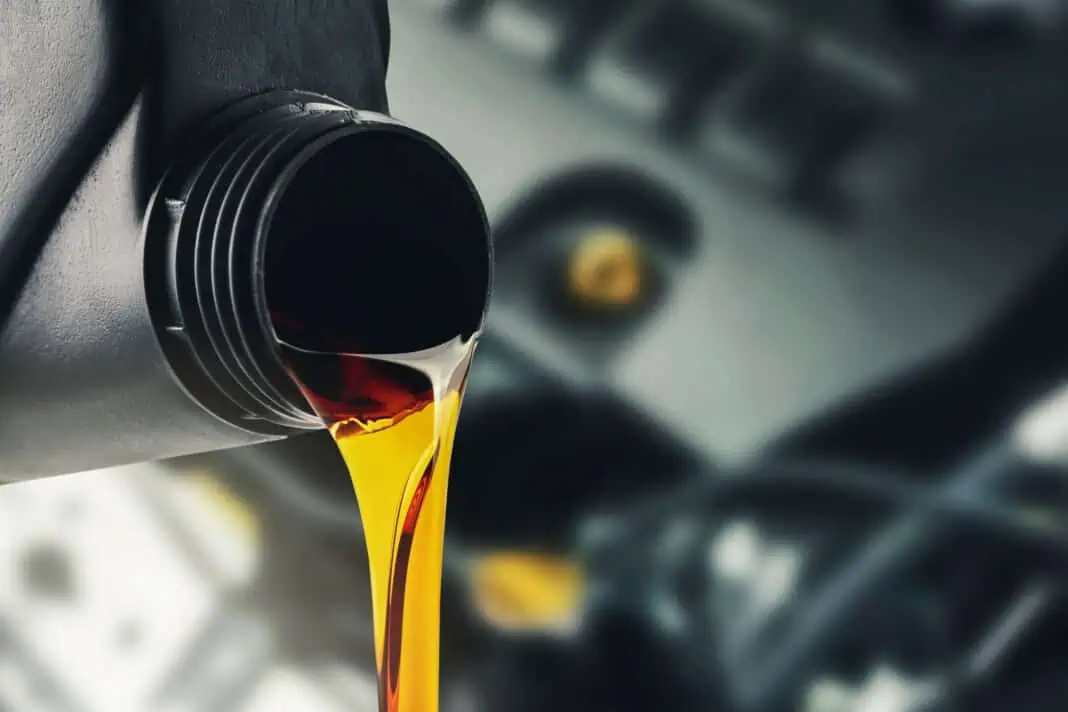 colocar o óleo errado no carro, mudança de óleo, óleo do motor fraco, níveis de liquido do automóvel