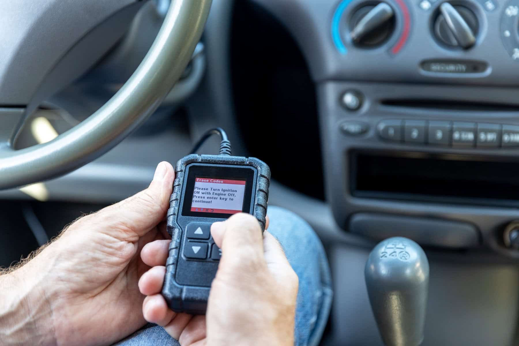 encontrar a porta OBD-II, dizer a um mecânico