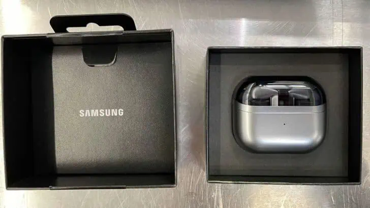 Samsung vai mudar os seus earbuds. Design Apple com luzes!