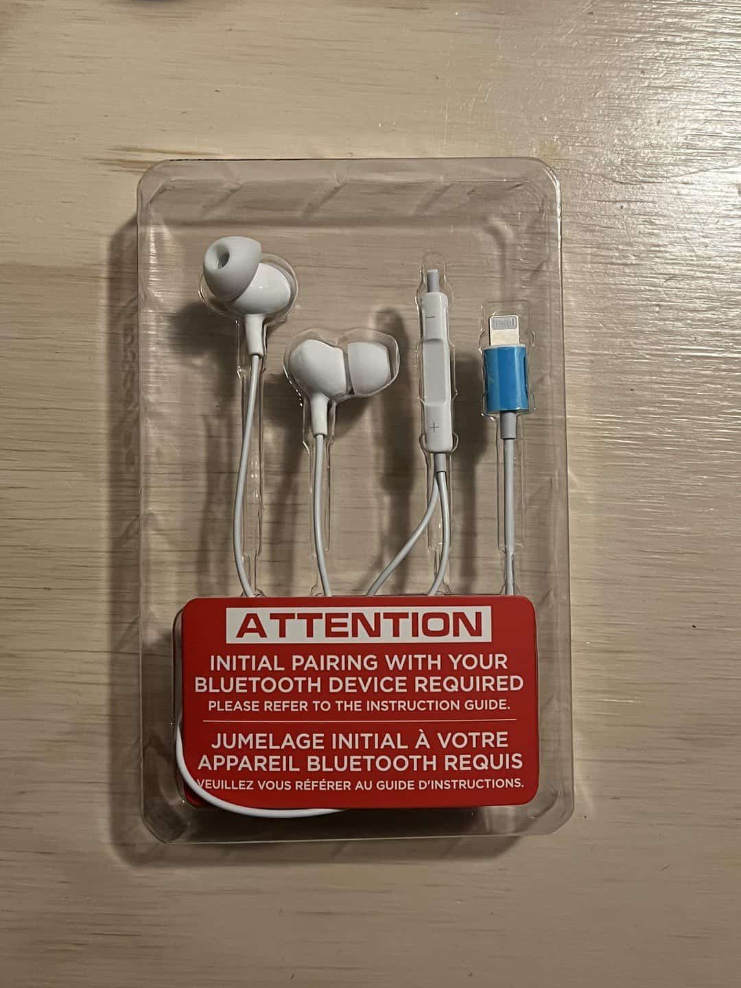 existem earbuds com fios, que funcionam sem fio. estranho!