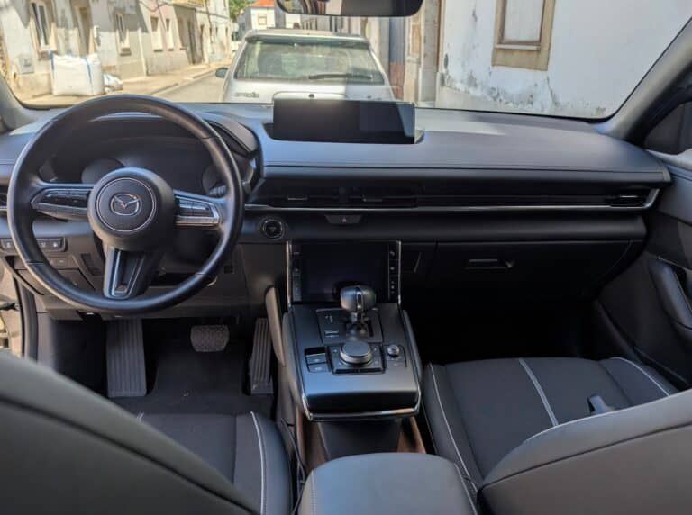 Para que serve o gancho escondido no porta-luvas do carro?