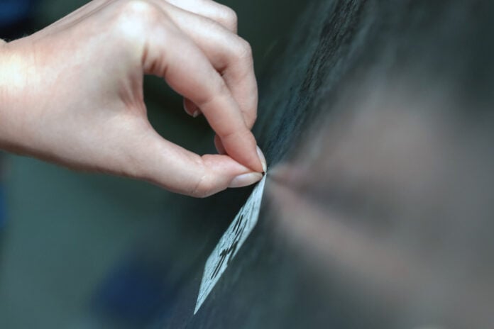 Autocolantes na caixa do correio, este truque vai retirar os autocolantes e cola sem estragar!