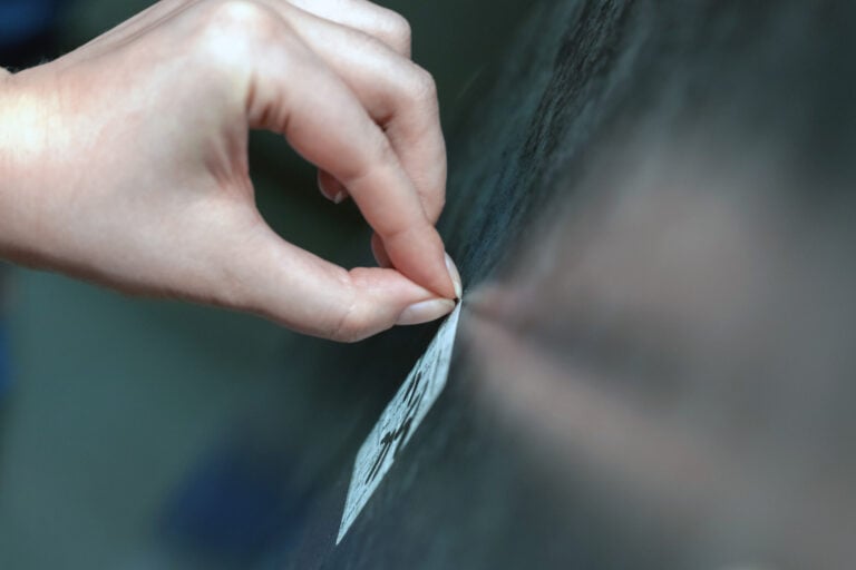 Autocolantes na caixa do correio, este truque vai retirar os autocolantes e cola sem estragar!