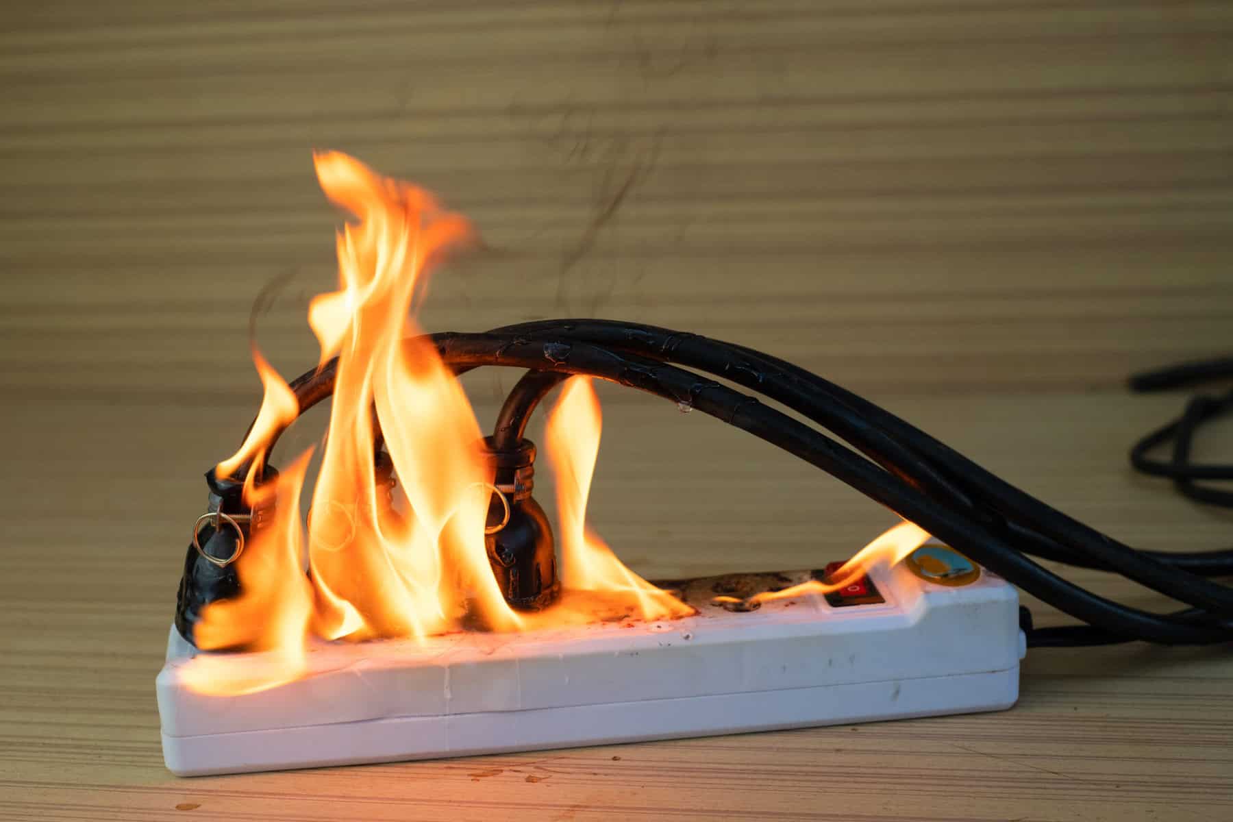 Deve ligar a Smart TV a uma extensão com proteção contra picos?