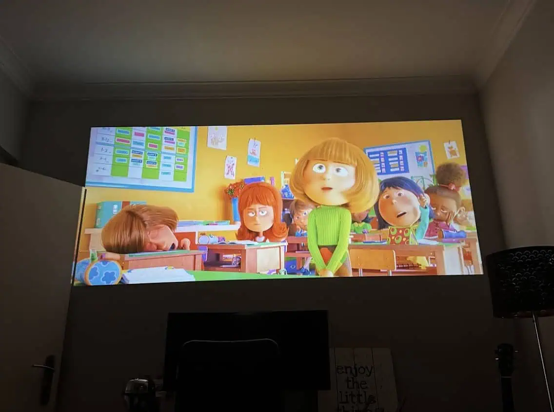 vale a pena comprar um projetor em vez de uma smart tv?