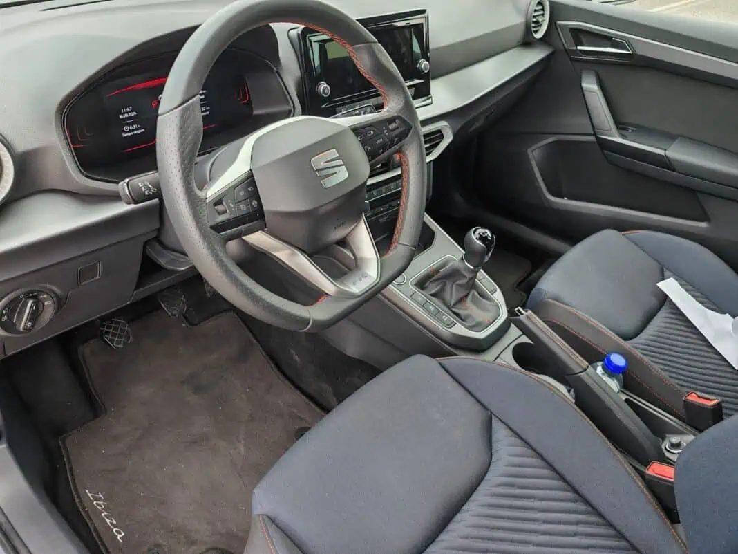 do interior do carro, (ensaio) seat ibiza: ainda é o carro barato, jovem e irreverente a ter em conta!