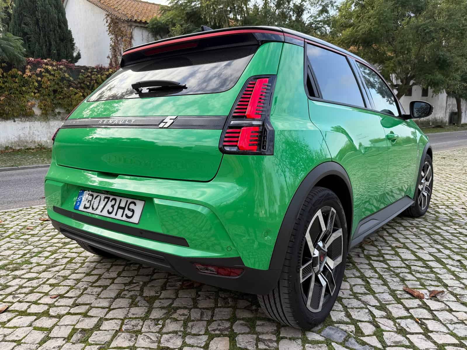 (ensaio) renault 5 - pequeno elétrico que espalha magia! rascunho (ensaio) renault 5 - pequeno elétrico que espalha magia! rascunho