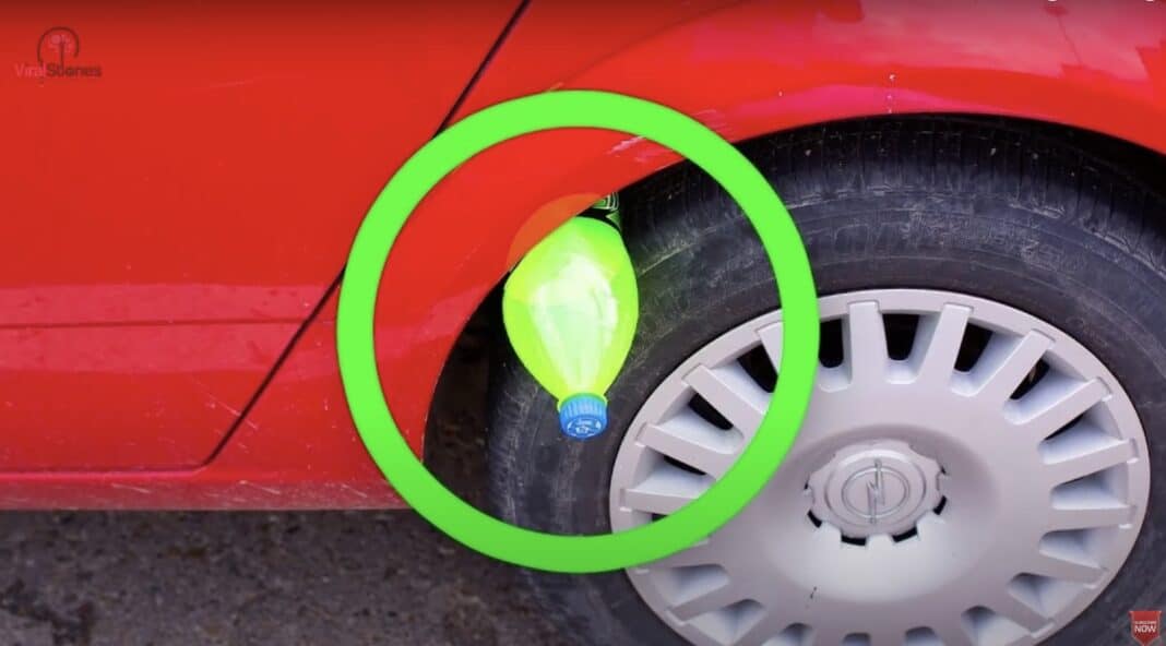 colocar uma garrafa de plástico no penu do carro? para quê?