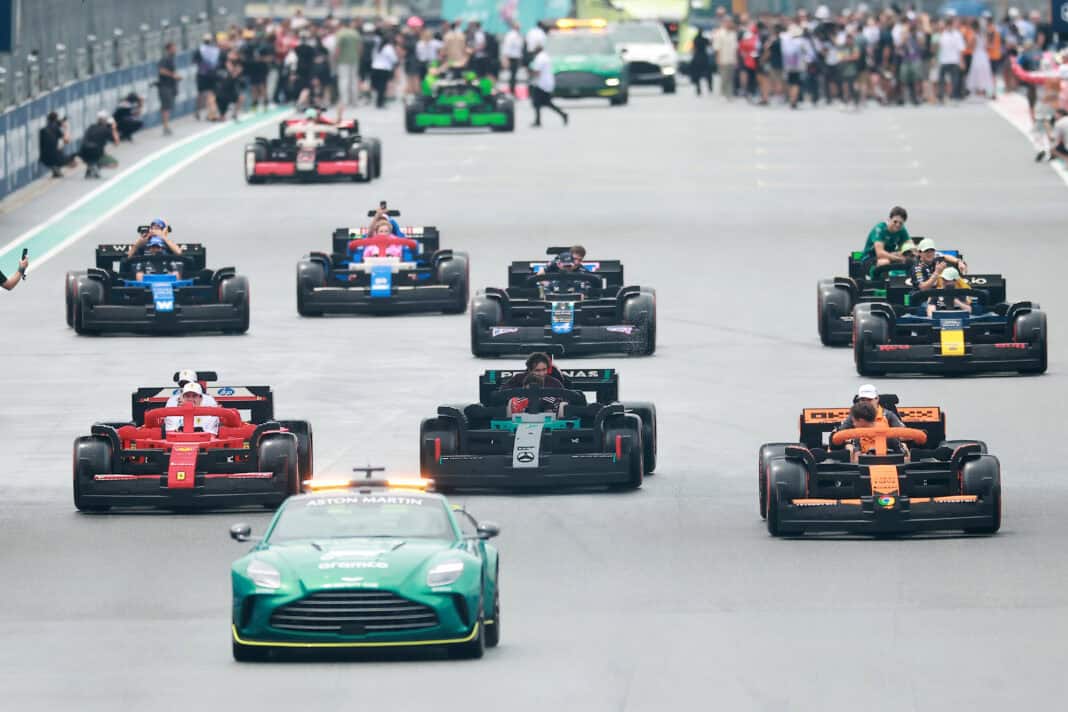 pilotos de fórmula 1 conduziram carros feitos de lego. foi o caos!
