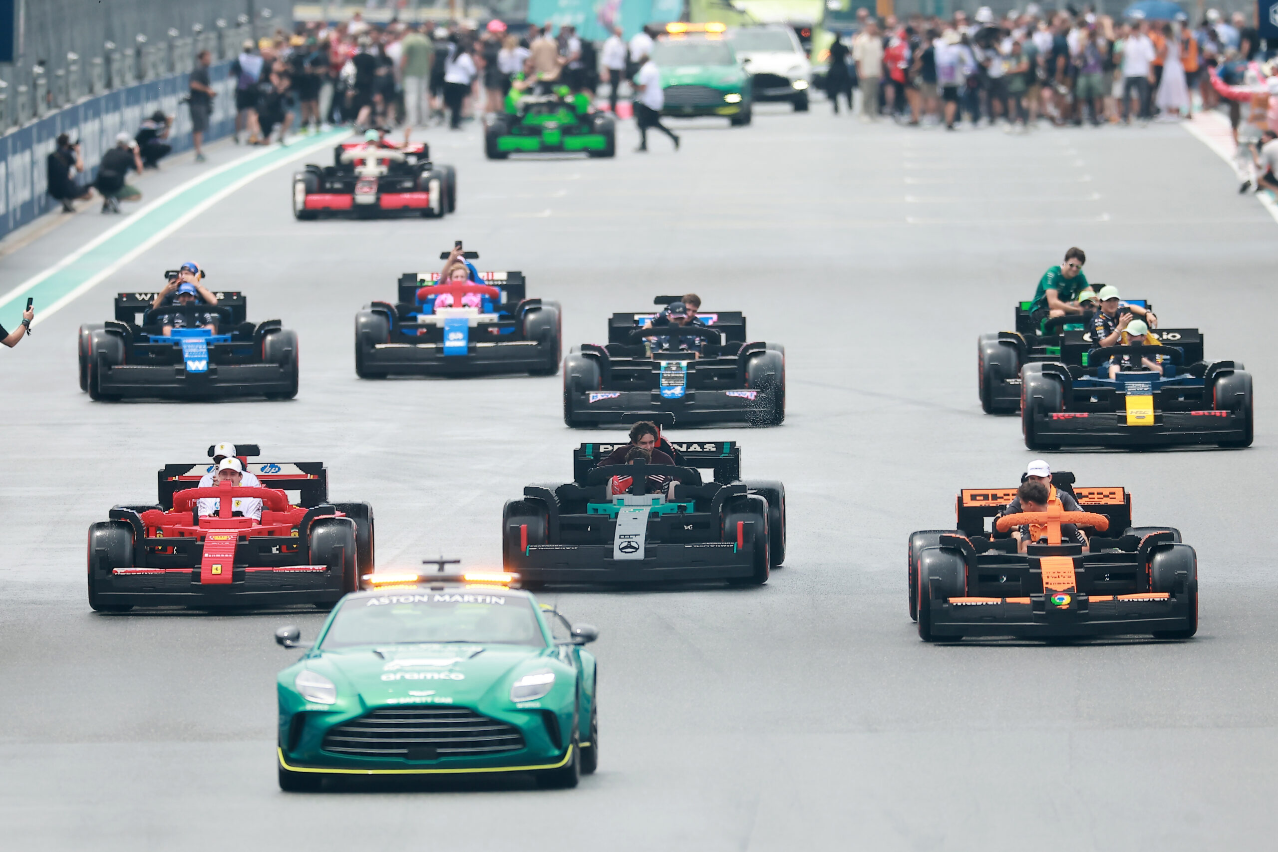 Pilotos de Fórmula 1 conduziram carros feitos de LEGO. Foi o caos!