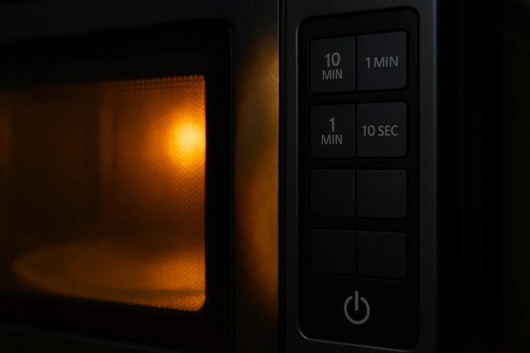 A peça misteriosa dentro do micro-ondas que quase ninguém limpa