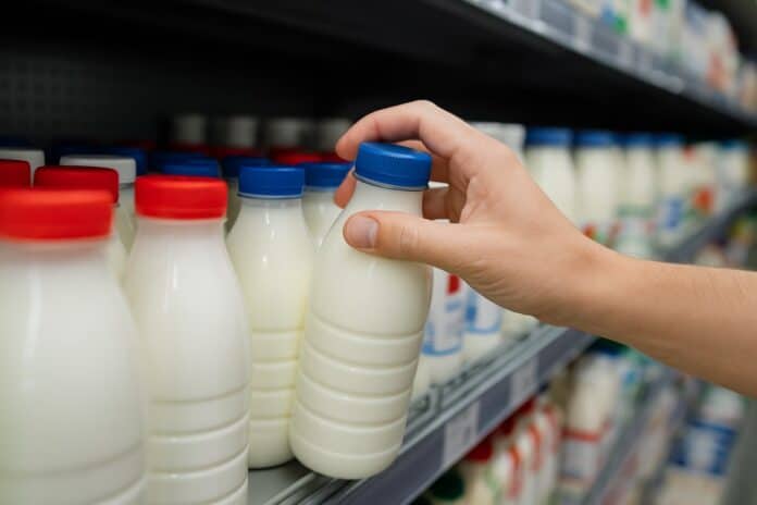 Bebidas de leite em garrafas no supermercado.