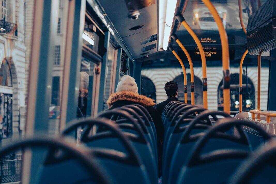 Usar carro todos os dias ou transportes: quanto custa cada quilómetro