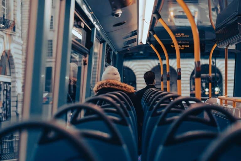 Usar carro todos os dias ou transportes: quanto custa cada quilómetro