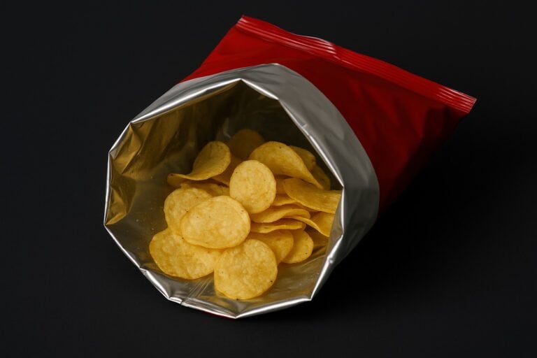 Os pacotes de batatas fritas vêm cada vez mais vazios