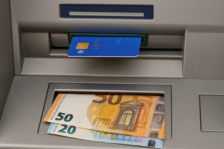 Porque é que o multibanco dá primeiro o cartão e só depois o dinheiro?