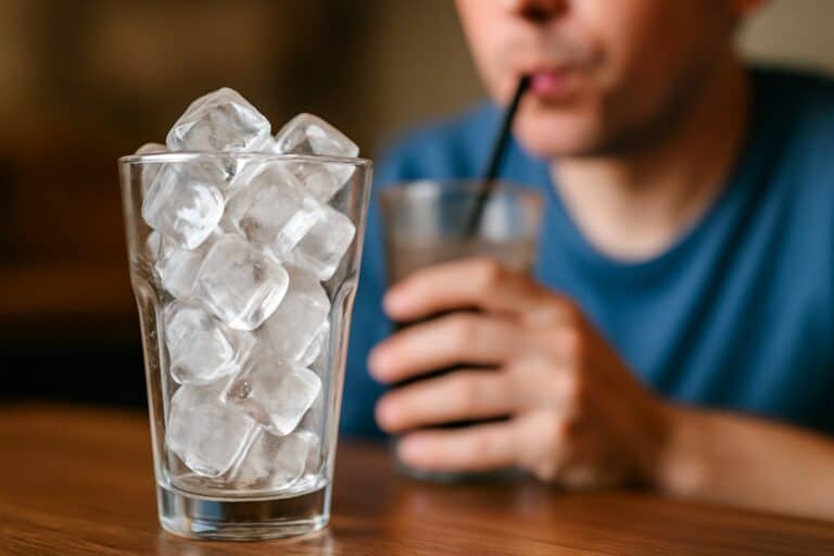 O que acontece ao corpo humano quando engoles gelo de uma vez só