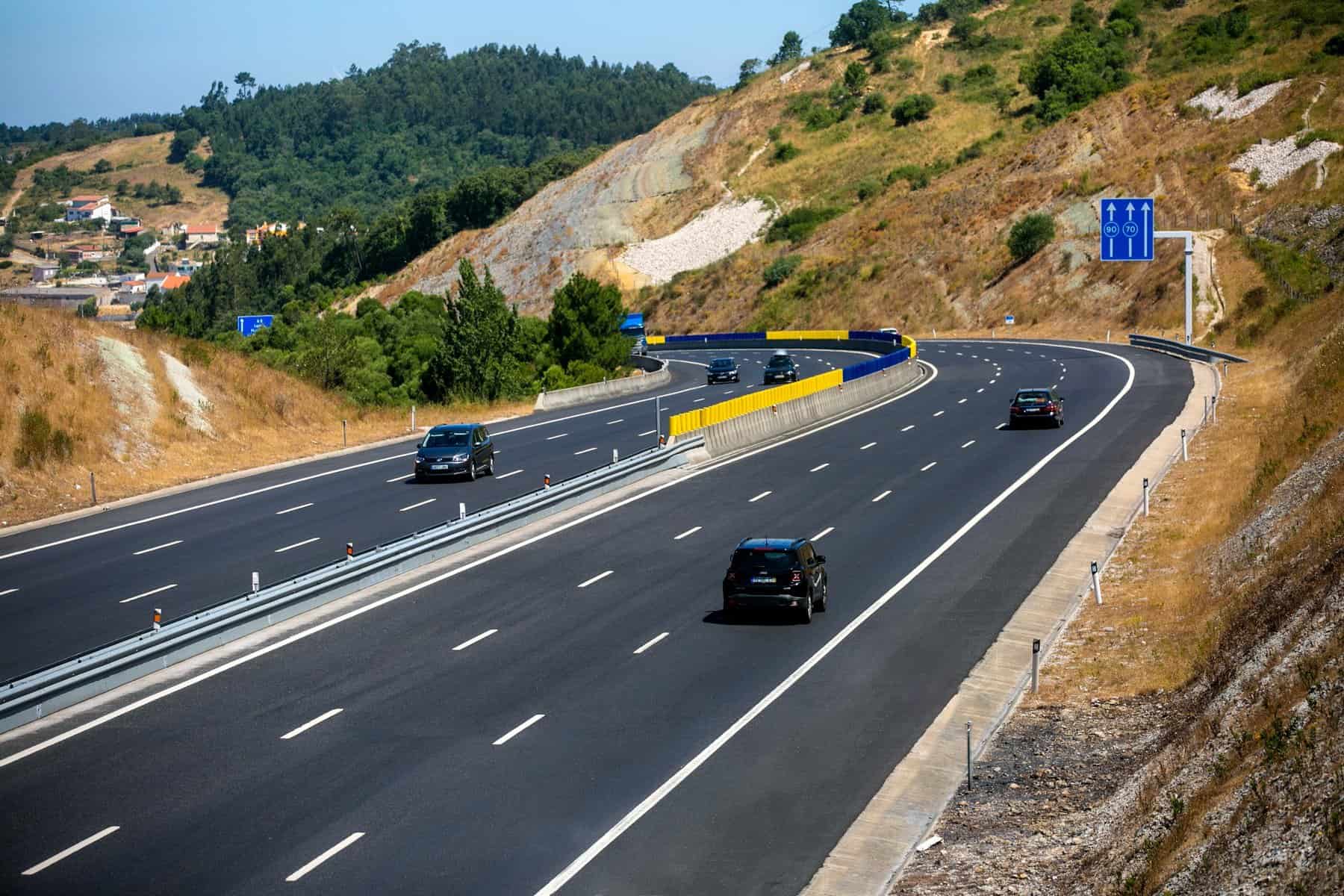 O que são afinal as “placas” nos separadores das estradas?