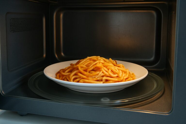 Comer massa reaquecida pode ser mais perigoso do que pensas