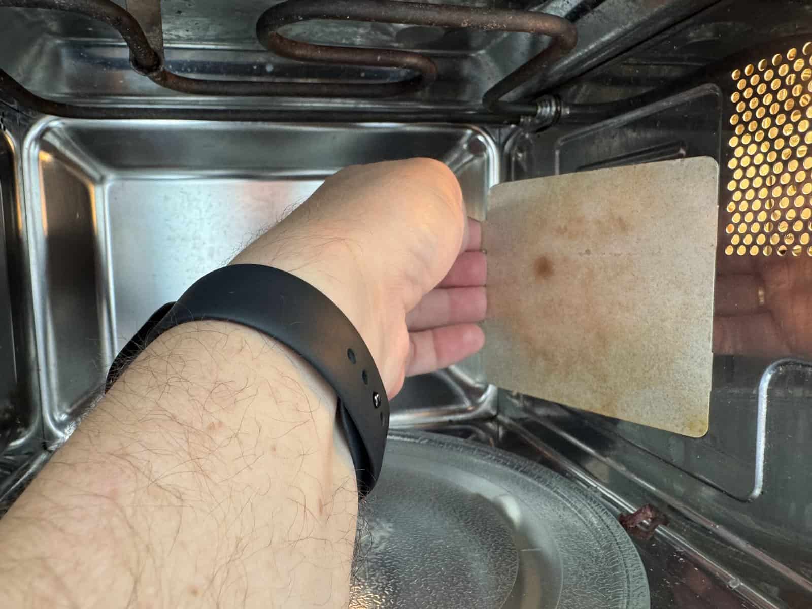 A peça misteriosa dentro do micro-ondas que quase ninguém limpa