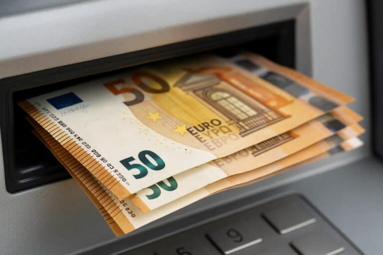 Sabes o que acontece se esqueceres as notas no multibanco?