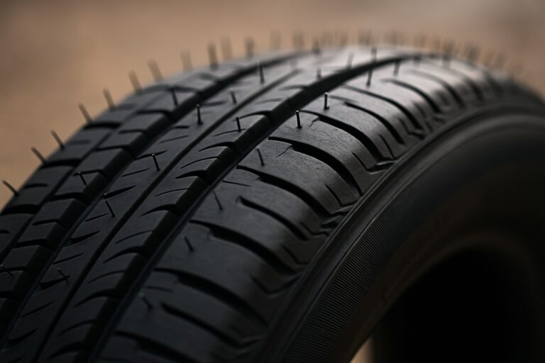 Michelin ou Yokohama: quem ganhou a batalha dos pneus em 2025?, Porque é que os pneus dos carros têm pequenos pinos de borracha?