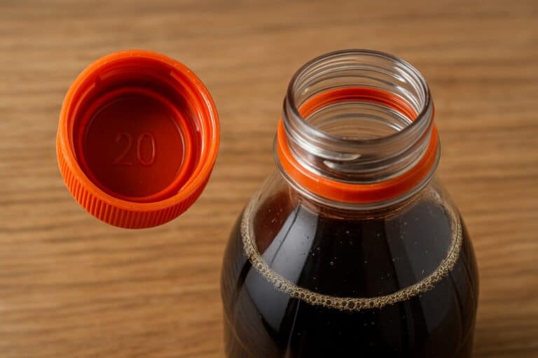 Porque é que as tampas de refrigerantes têm números por dentro?