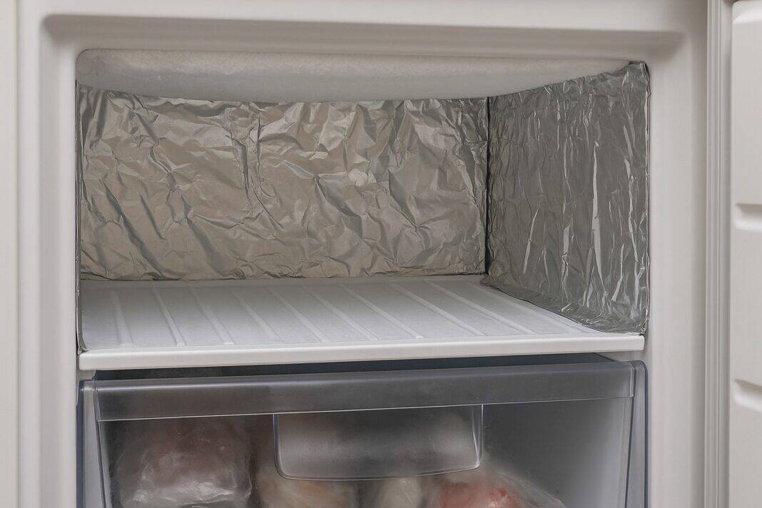 O truque do papel de alumínio que elimina o gelo do congelador