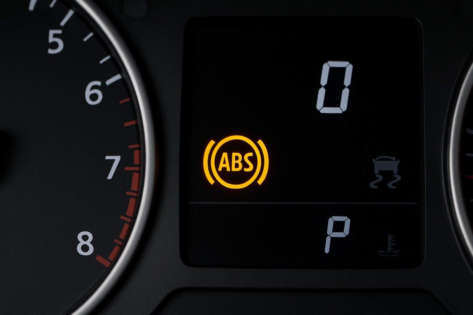 O aviso no carro que nunca deves ignorar: a luz do ABS!