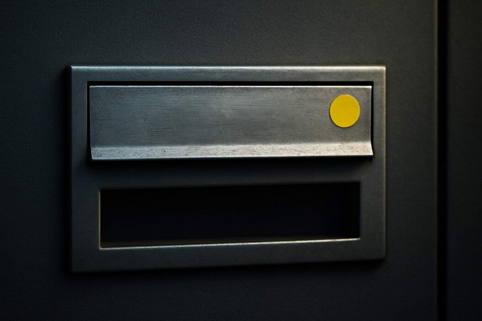 Se vires este autocolante na caixa do correio não o tires: denuncia-o