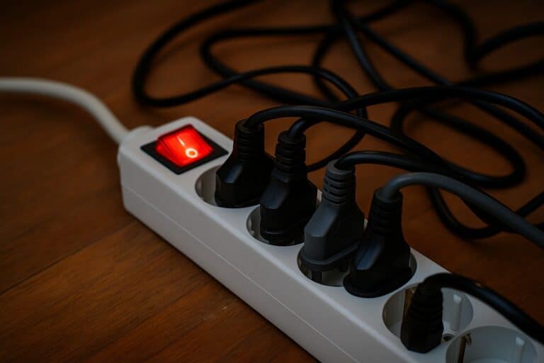 Bomba em casa: a tua extensão com botão vermelho não protege nada