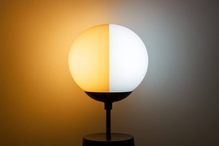 Luz quente ou luz fria? Qual é a melhor lâmpada para a tua casa?