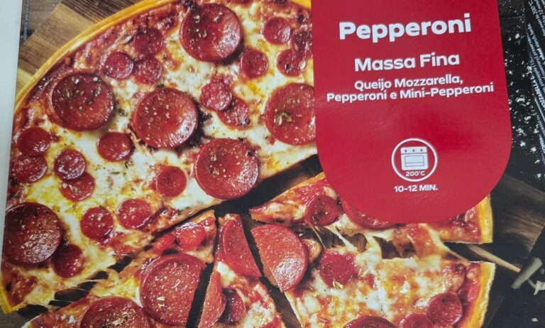 Comprou uma pizza no Continente… e encontrou isto no meio do queijo